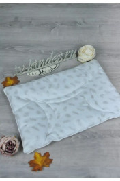 Мелкое перо на белом