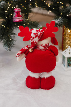 Игрушка новогодняя с выдвижными ногами Олень с лопатой красный