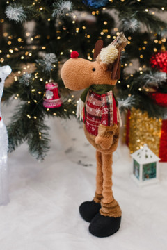 Игрушка новогодняя с выдвижными ногами Олень черные ботинки коричневый