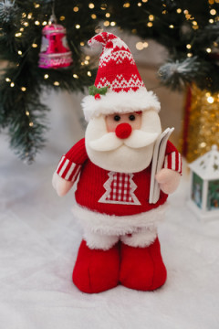 Игрушка новогодняя с выдвижными ногами Дед с лыжами красный