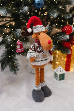 Игрушка новогодняя с выдвижными ногами Олень серые ботики серый