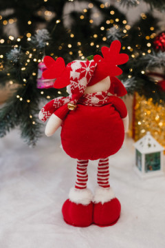 Игрушка новогодняя с выдвижными ногами Олень с лопатой красный