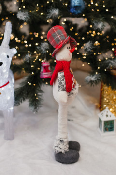 Игрушка новогодняя с выдвижными ногами Снеговик в шляпе с ягодой серо-красный