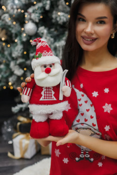 Игрушка новогодняя с выдвижными ногами Дед с лыжами красный