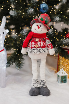 Игрушка новогодняя с выдвижными ногами Снеговик в шляпе с ягодой серо-красный