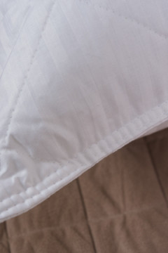 Подушка "Бамбук" страйп-сатин на молнии лебпух+бамбук, стег, лента, сумка(Н)