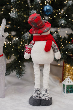 Игрушка новогодняя с выдвижными ногами Снеговик в шляпе с ягодой серо-красный