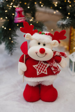 Игрушка новогодняя с выдвижными ногами Олень с лопатой красный