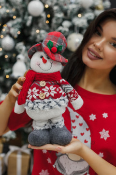 Игрушка новогодняя с выдвижными ногами Снеговик в шляпе с ягодой серо-красный