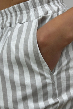 Шорты в полоску серые