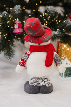 Игрушка новогодняя с выдвижными ногами Снеговик в шляпе с ягодой серо-красный