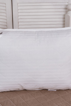 Подушка "Бамбук" страйп-сатин на молнии лебпух+бамбук, стег, лента, сумка(Н)